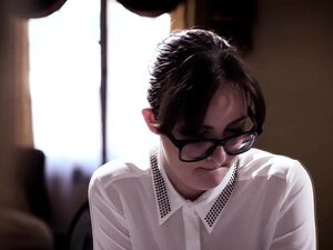 La asistente caliente Lena Paul tiene sexo ANAL con su jefe. La