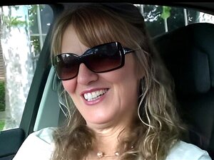 Esposa madura y caliente saliendo con un tipo negro en la habitación