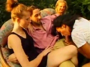 Milf en cuarteto anal FFFM en el jardín