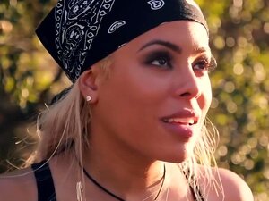 ¡Luna Star atrapada y follada por un policía fronterizo sucio!