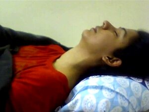 Chica india teniendo un orgasmo. Buena expresión no desnuda. Chica