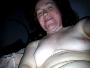 Mira cómo esta chica polaca se masturba su gran clítoris.