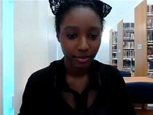 linda negra desnuda en la biblioteca