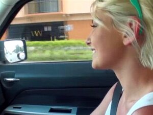 Autoestopista amateur dando una mamada. Autoestopista amateur chupando