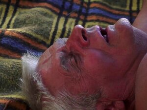 Dos abuelos disfrutando follando a una chica en un trío. Dos abuelos