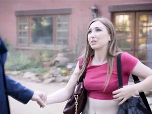 Gracie May recogida por una pareja cachonda junto a la carretera y