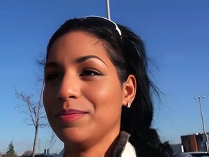 Nena checa amateur de tetas pequeñas obtiene su coño afeitado