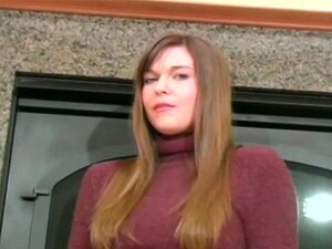 Chica tetona descubre su coño depilado