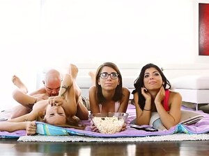 Joseline se folla el coño a cuatro patas con la gran polla de Js