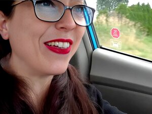 Meada en el bosque en el suéter de holgazana