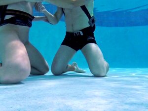 Minnie Manga chupa y folla en la piscina