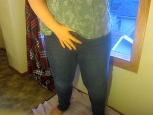 Mojandose en jeans ajustados