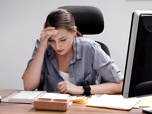 Hijastra estilo perrito después del trabajo por padrastro en la