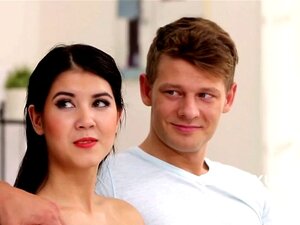 Amigos bisexuales divirtiéndose juntos. Después de que todos se