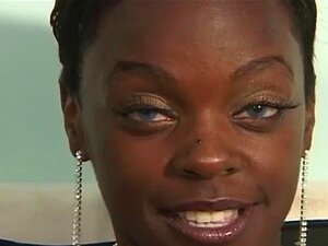 EBONY DE PELO CORTO INTERRACIAL