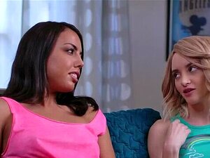 La enorme polla del hermanastro satisface a la hermanastra y su amiga