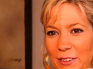 Mujeres rubias tetonas se divierten con tipos
