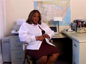 Sexy BBW negra juega con su coño mojado