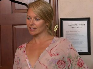  Chica lesbiana digitación petite stepcousin. Lesbiana morena lleva a