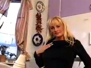 Milf sueca rubia lo suficientemente cachonda como para ser filmada por