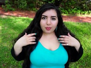 Chica gordita y geek con grandes tetas