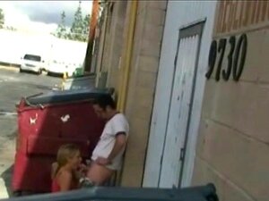 Sexo al aire libre detrás de un contenedor de basura