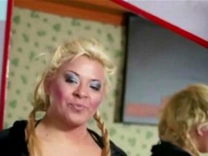 Zorra pervertida follada salvajemente en su coño peludo