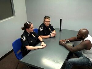 Un negro es llevado a la comisaría de policía para un interrogatorio