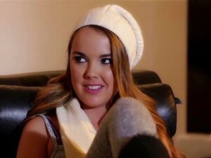 Dillion Harper y Elle Alexandra teniendo sexo caliente con strap-on