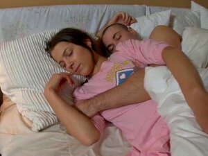 El juguete sexual de las chicas está en acción mientras se folla