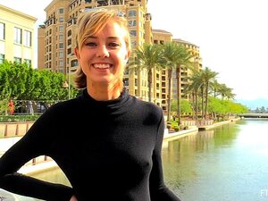 Ella será la chica de al lado que te deja sin aliento. Mírala