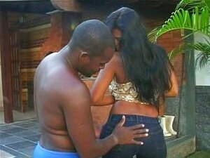 Déjate llevar por el atractivo seductor de Tera y sumérgete en un