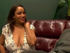 MILF tetona complace a un tipo negro