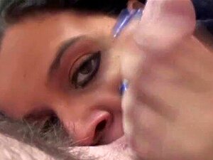 La MILF latina tetona Angel Lynn se la está chupando a un afortunado