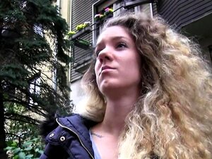 Experimenta la pasión y tentación salvaje mientras una rubia rizada