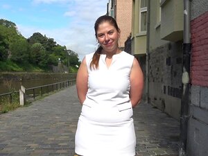 Alice, la insaciable MILF francesa, anhela aventuras anales salvajes.