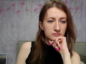Amateur morena con hombros desnudos en la webcam