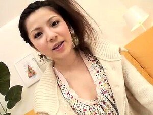 La amateur Rika Koizumi adora el semen goteando de su garganta