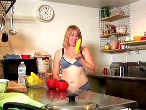 MILF rubia linda y mimosa desea que te folles su jugoso coño