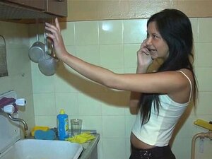 La zorra morena misha chupa y lo rebota. Encuentran a un tipo guapo y