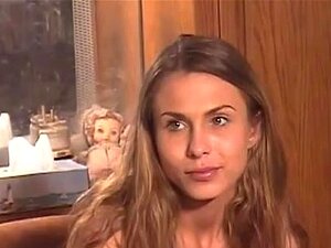 Raena Rains es una amateur rubia con cabello largo