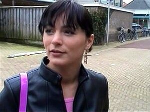 Linda morena en un clip porno lindo. Muy bonita y bastante cachonda