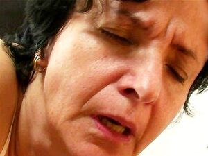 La abuela se llena su agujero peludo con dos pollas