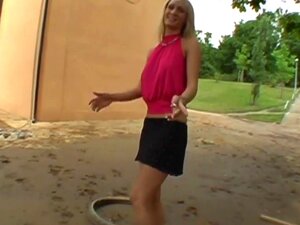 The Missionary Tree Fuck, Esta semana la chica invadida en público