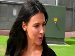 Linda desesperada desnuda en público y folla para pagar el alquiler 6