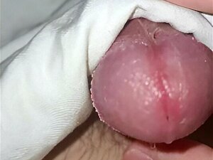 Se ata el pene y se frota contra la colcha, y se expulsa todo el semen