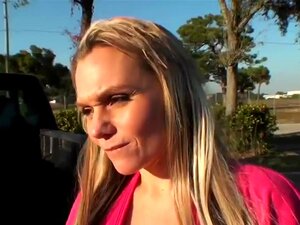 Le mostré todo el dinero que tenía y le pedí que me colgara. Más