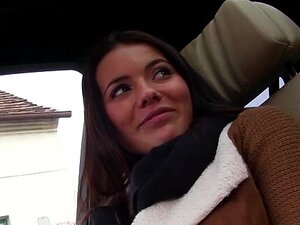 Una autoestopista bonita tiene un buen culo