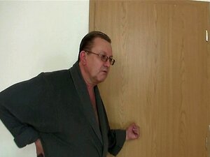 Su mamá y su padrastro la engañan para tener sexo