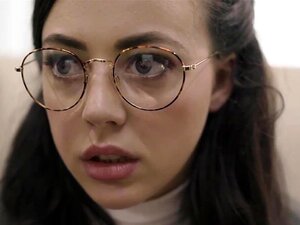 Nerd con cabello castaño, Whitney Wright está a punto de